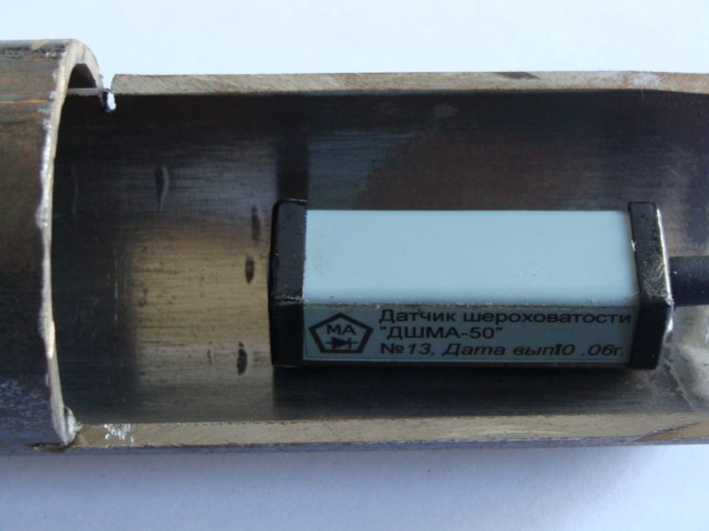 Измеритель шероховатости. Профилометр ПМА-50Д. Датчик шероховатости установлен на измеряемую поверхность 