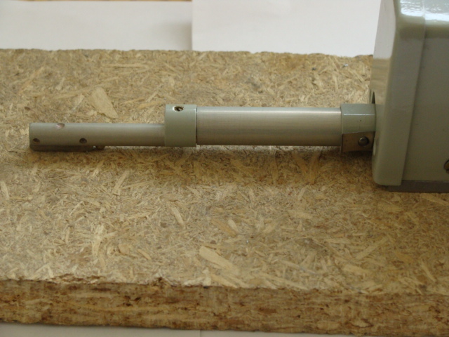 Измерение шероховатости древесностружечной плиты (ДСП) профилометром ПМД2-100. Измерительный щуп на на поверхности древесностружечной плиты